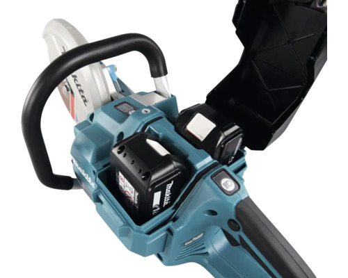 Makita Akku-Kappschere mit geöffnetem Batteriefach und eingesetzten Akkus.