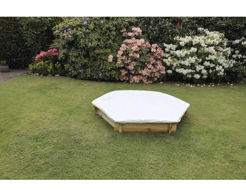 Sandkasten mit Abdeckung im Garten