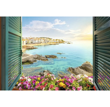 Dekoratives Fenster mit Blick auf Küstenstadt, Meer und Blumen