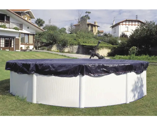 Runder Swimmingpool mit Abdeckplane im Garten.