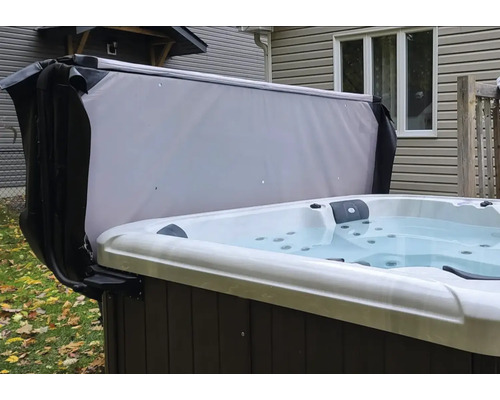 Whirlpool mit Abdeckung im Außenbereich