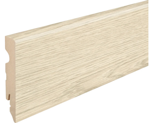 Fußleiste aus Holz mit heller Holzoptik