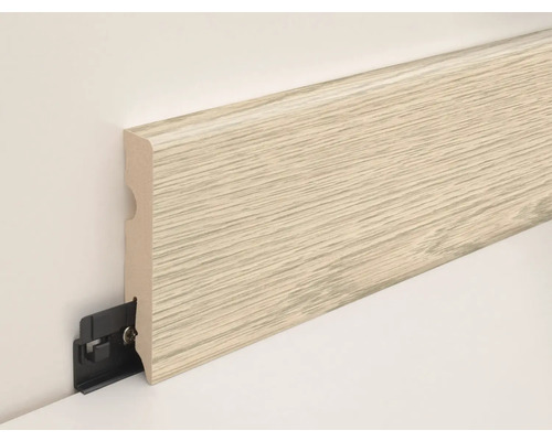 Sockelleiste aus Holz mit Befestigungsclip an einer Wand