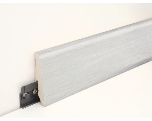 Sockelleiste mit Befestigungsclip an der Wand