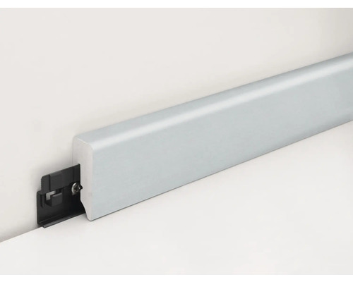 Sockelleiste aus Kunststoff mit Clip zur Befestigung