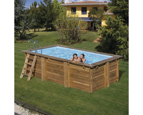 Holzpool mit Leiter im Garten mit zwei Personen im Wasser