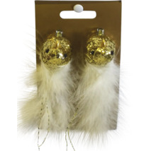 Zwei Christbaumkugeln mit Federn auf einer Aufhängekarte