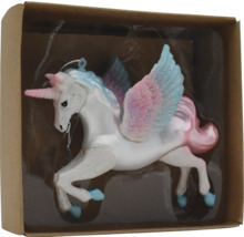 Einhorn mit Flügeln als Christbaumschmuck in einer Verpackung