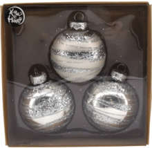 Drei Christbaumkugeln mit Streifenmuster in einer Verpackung