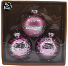 Drei rosa Christbaumkugeln mit silbernen Streifen in einer Verpackung
