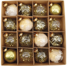 Verschiedene Christbaumkugeln aus Glas in einer Schachtel