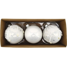 Drei weiße Weihnachtskugeln in einer Box