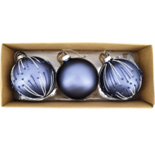 Drei blaue Weihnachtskugeln mit Dekor in einer Verpackung