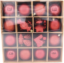 Weihnachtsbaumschmuck Set mit Christbaumkugeln und Deko-Anhängern im Karton