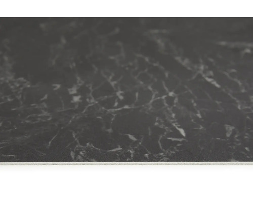 Nahaufnahme einer Bodenfliese in Marmoroptik.