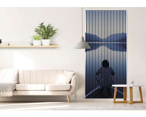 Wohnzimmer mit Sofa, Beistelltisch und einem Lamellenbild mit einer Person am See.