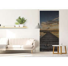 Wohnzimmer mit Sofa, Beistelltisch, Wandregal mit Dekoration und Akustikpaneel mit Fotomotiv