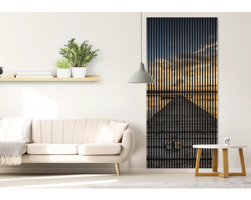 Wohnzimmer mit Sofa, Beistelltisch, Wandregal mit Dekoration und Akustikpaneel mit Fotomotiv