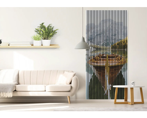 Modernes Wohnzimmer mit Sofa, Beistelltisch und Schiebegardine mit Bootsmotiv