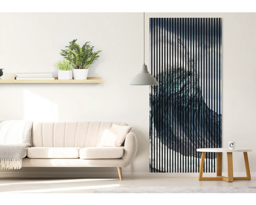 Wohnzimmer mit Sofa, Beistelltisch, Wandregal und Akustikpaneel