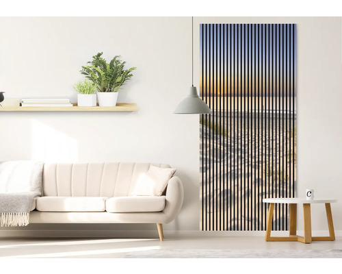 Wohnzimmer mit Couch, Regal, Zimmerpflanzen, Lampe und geriffeltem Wandpaneel mit Strandmotiv