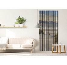 Wohnzimmer mit Sofa, Wandregal mit Pflanzen und dekorativer Wandpaneele mit Strandmotiv