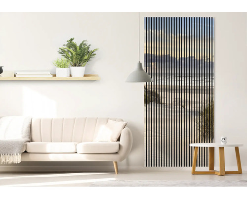 Wohnzimmer mit Sofa, Wandregal mit Pflanzen und dekorativer Wandpaneele mit Strandmotiv