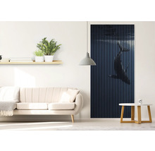 Wohnzimmer mit Sofa und Wandpaneel mit Walmotiv
