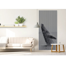 Wohnzimmer mit Sofa, Pflanzregal, Beistelltisch und Wandbild mit Streifenmuster