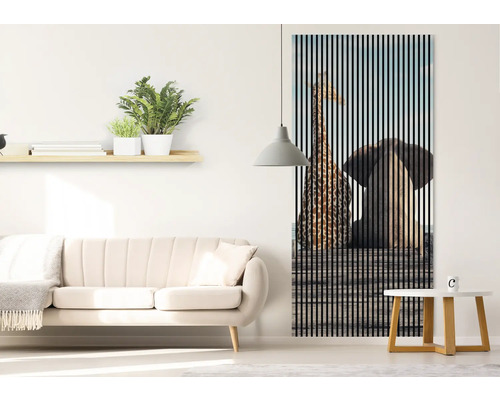 Wohnzimmer mit Sofa und Akustikbild mit Giraffen- und Elefantenmotiv