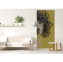 Wohnzimmer mit Sofa, Regal, Beistelltisch, Pendelleuchte und Wandbild