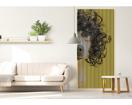 Wohnzimmer mit Sofa, Regal, Beistelltisch, Pendelleuchte und Wandbild