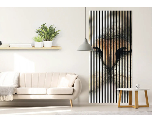 Wohnzimmer mit Sofa, Wandregal mit Pflanzen und Akustikbild mit Tiermotiv