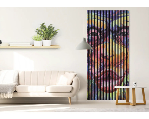 Wohnzimmer mit Sofa, Beistelltisch und Wandbild aus Holzlatten