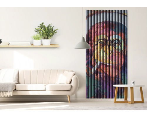 Wohnzimmer mit Sofa, Tisch und Wandbild mit vertikalen Streifen und Affenmotiv