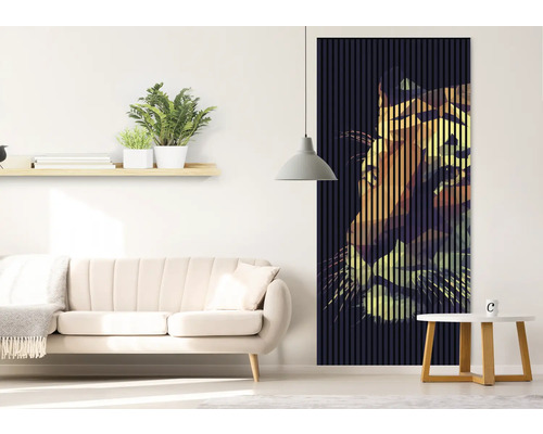 Wohnzimmer mit Sofa, Tisch und Wandpaneel mit Tigermotiv