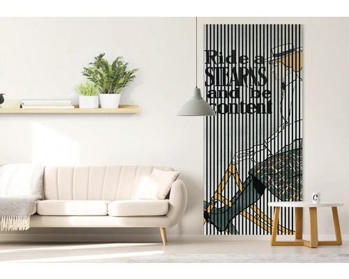 Wohnzimmer mit Sofa, Beistelltisch, Wandregal mit Dekoration und einem Wandbild mit Fahrradmotiv.