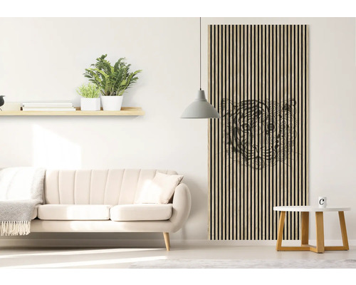 Wohnzimmer mit Sofa, Regal und Wandpaneel mit Tiermotiv