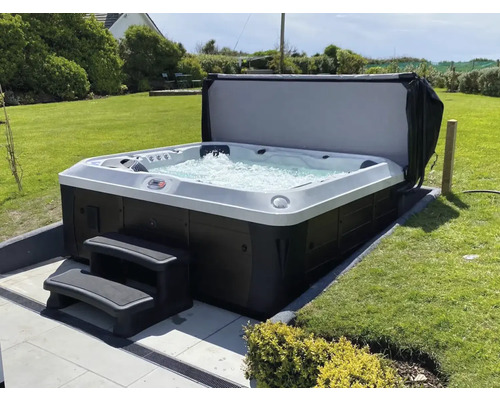 Sprudelbad mit Treppe und Abdeckung im Garten