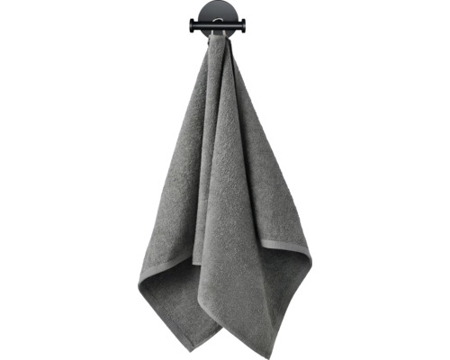 Graues Handtuch hängt an einem Handtuchhaken