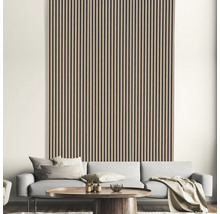 Wohnzimmer mit Holzpaneelwand und Couch