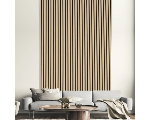 Wohnzimmer mit Wandpaneelen aus Holz