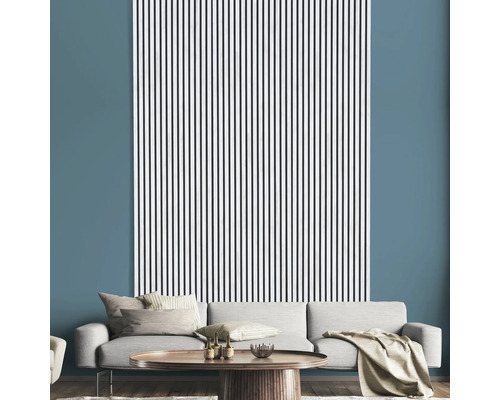 Wohnzimmer mit Wandpaneelen mit Streifenmuster hinter dem Sofa