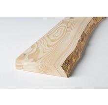 Holzbrett mit Baumkante