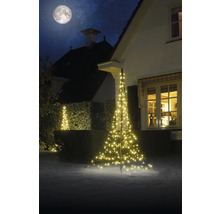 Beleuchteter Draht Weihnachtsbaum im Garten vor dem Haus bei Nacht
