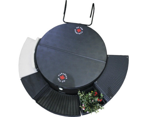 Runder Whirlpool mit Abdeckung und integrierten Sitzelementen sowie Bepflanzung