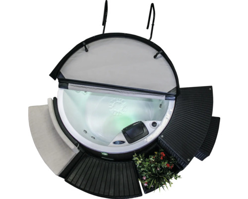 Runder Whirlpool mit Abdeckung und seitlichen Ablageflächen.