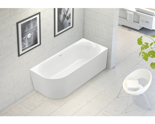 Modernes Badezimmer mit Badewanne, Stuhl und Dekoration