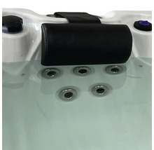 Nahaufnahme eines Whirlpools mit Kopfstütze und Düsen