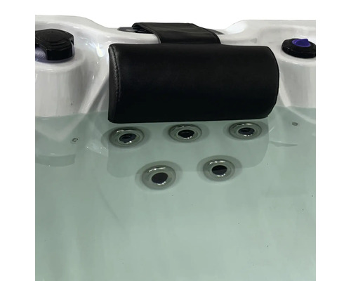 Nahaufnahme eines Whirlpools mit Kopfstütze und Düsen